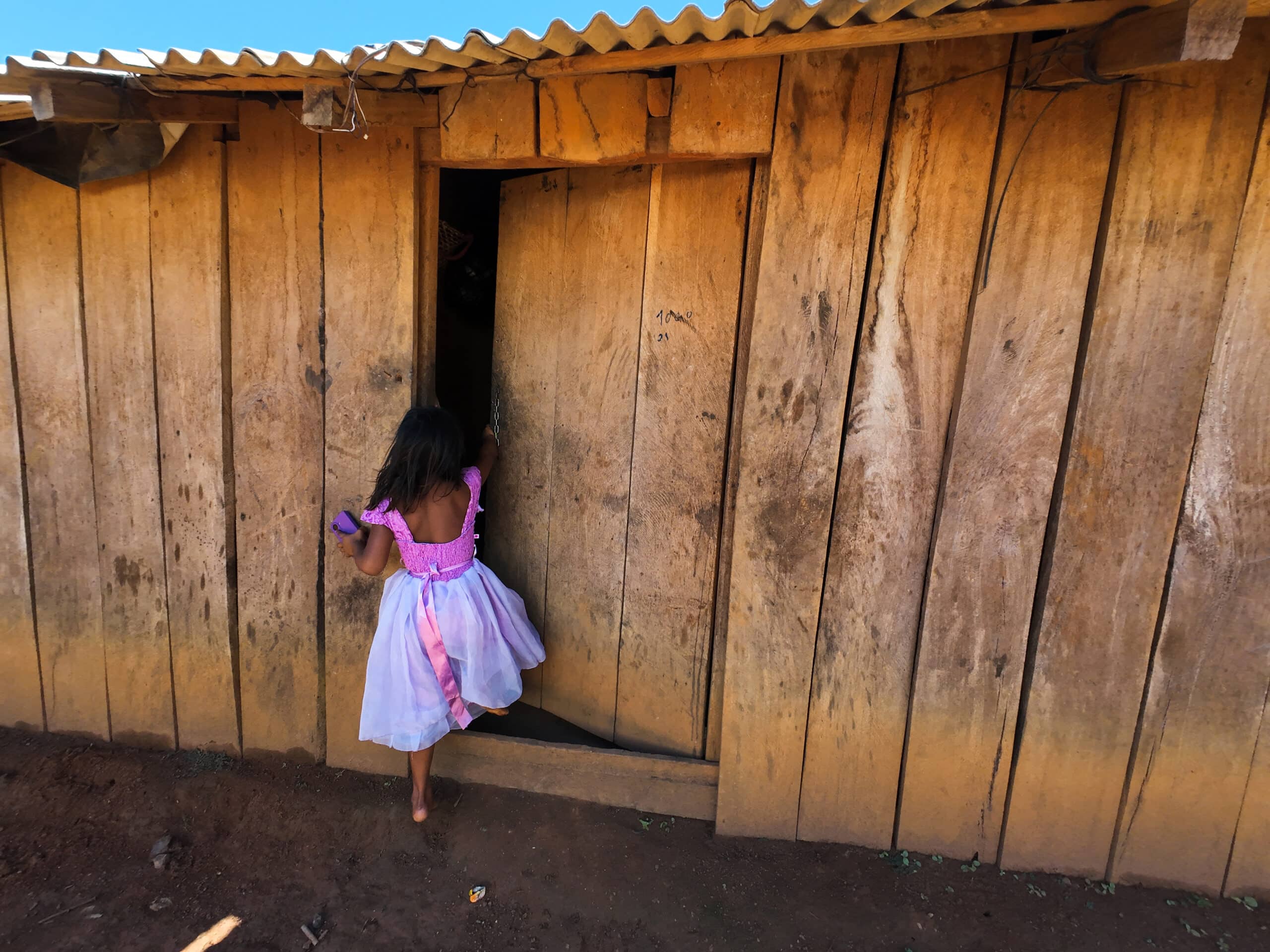 Niña Nambikwara, del subgrupo Katitaurlu, en la aldea de Serra da Borda, dentro del Territorio Indígena Sararé, en Pontes e Lacerda.Fotos: Ahmad Jarrah/InfoAmazonia.