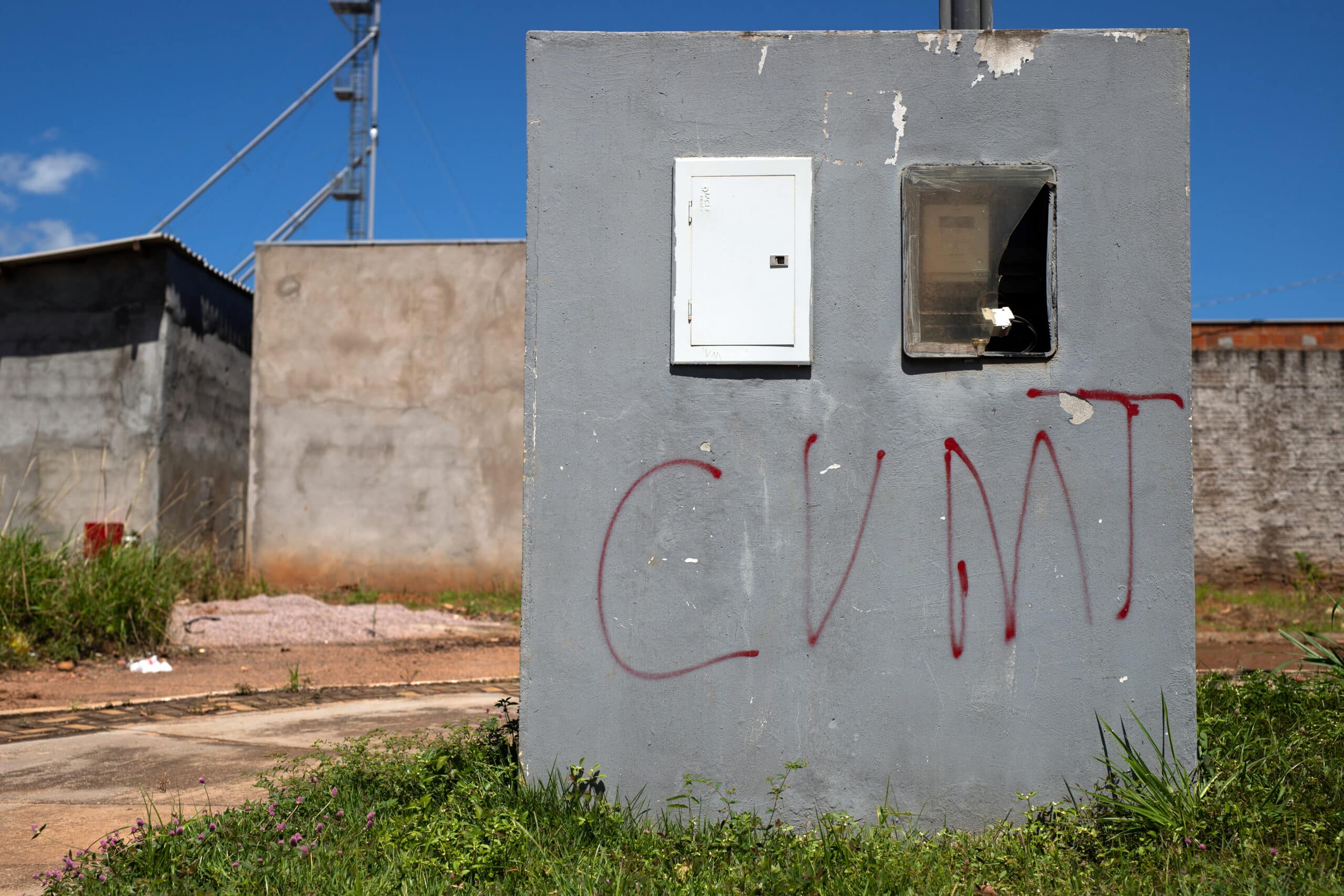 Grafiti del Comando Vermelho en Pontes e Lacerda, en Mato Grosso. Foto: Ahmad Jarrah/InfoAmazonia.